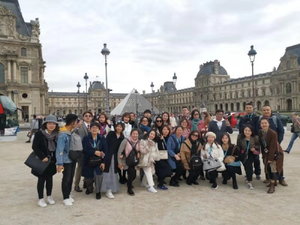 1572920923164457.png 10巴黎合影.png